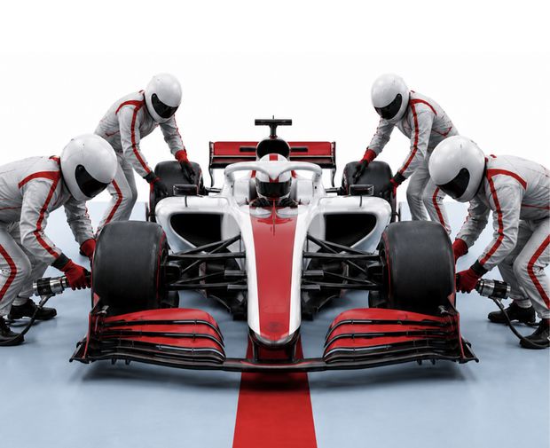 Pit ekibi, Formula 1 aracına aynı anda müdahale ediyor